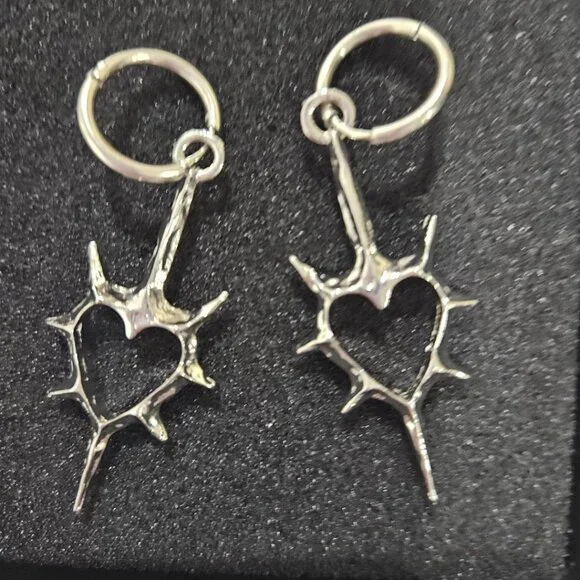 New GOTH SILVER HEART W ROSE BRIER THORNS DANGLE DROP EARRINGS  (NWOT) JEWELRY - Picture 2 of 4